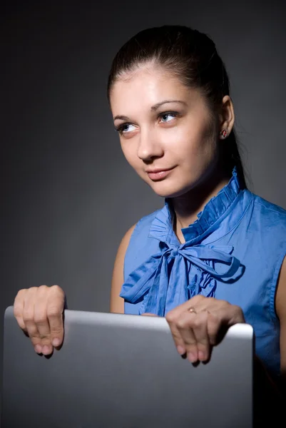 Porträtt av en vacker ung flicka med bärbar dator — Stockfoto