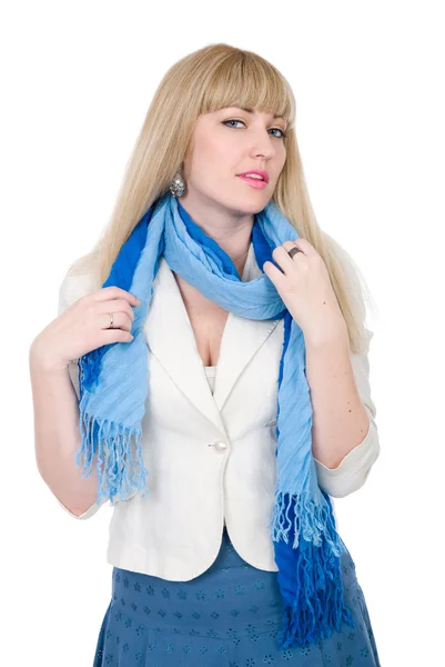 Vacker flicka med en halsduk ser direkt — Stockfoto