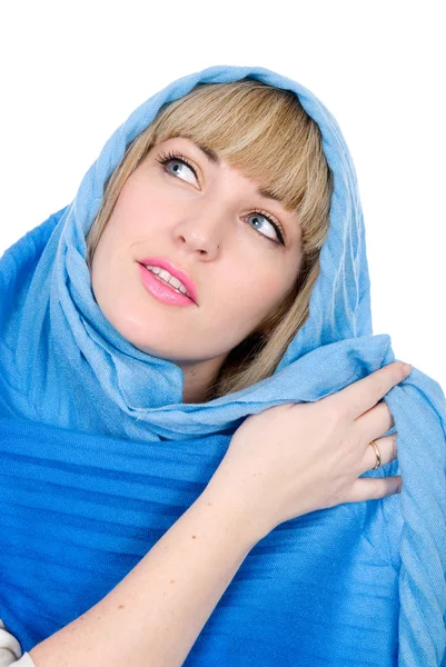 Hermosa chica con una bufanda mira a un lado — Foto de Stock