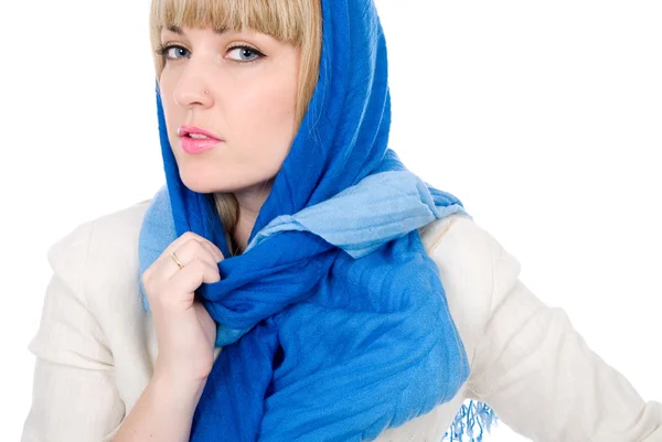 Hermosa chica con una bufanda mira directamente — Foto de Stock