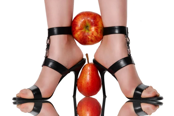 Fruit geklemd tussen voeten — Stockfoto