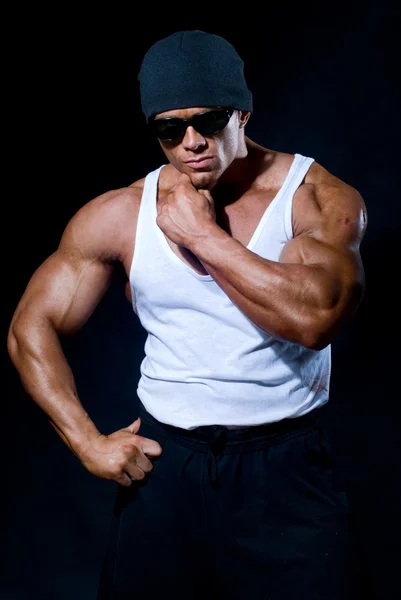 Homme athlétique fort en lunettes noires — Photo