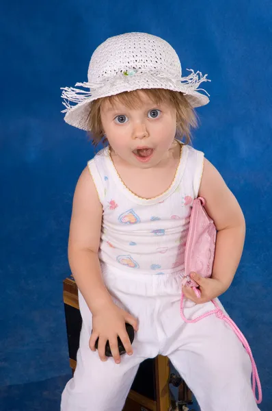 Het kleine meisje in een hoed — Stockfoto