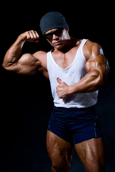 Hombre atlético fuerte en gafas oscuras —  Fotos de Stock