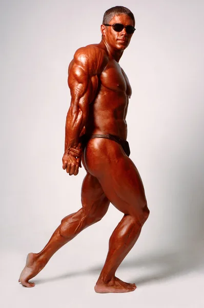 Muskulös manlig modell poserar i studio — Stockfoto
