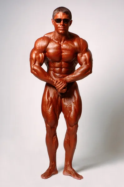 Musculoso modelo masculino posando en estudio —  Fotos de Stock
