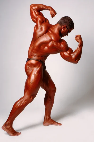 스튜디오에서 포즈를 취하는 근육 이 있는 남성 모델 — 스톡 사진