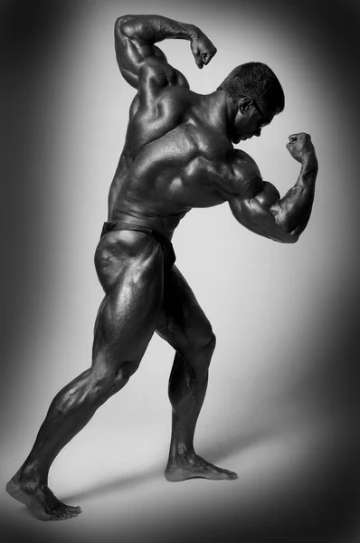 Musculoso modelo masculino posando en estudio — Foto de Stock