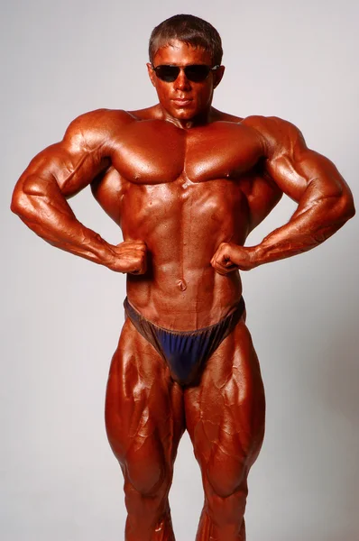 스튜디오에서 포즈를 취하는 근육 이 있는 남성 모델 — 스톡 사진
