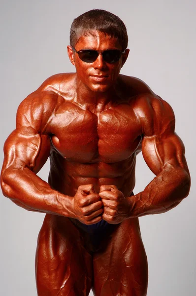 Muscoloso modello maschile in posa in studio — Foto Stock