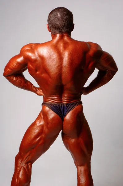 Muscoloso modello maschile in posa in studio — Foto Stock
