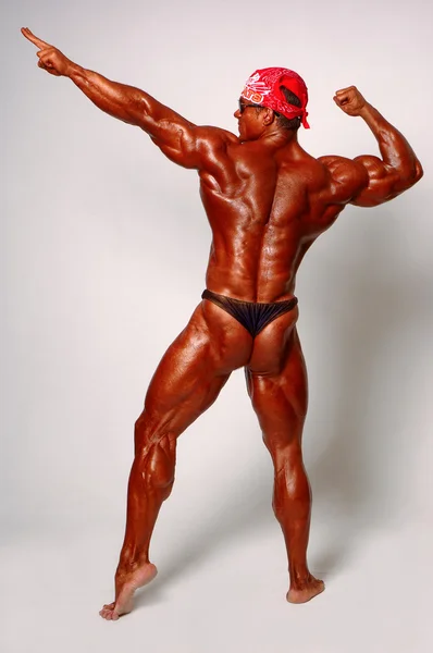 Musculado modelo masculino posando em estúdio — Fotografia de Stock