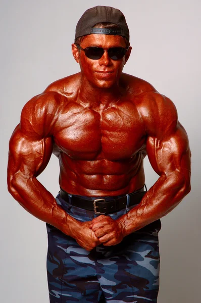 Uomo muscoloso in berretto in occhiali — Foto Stock