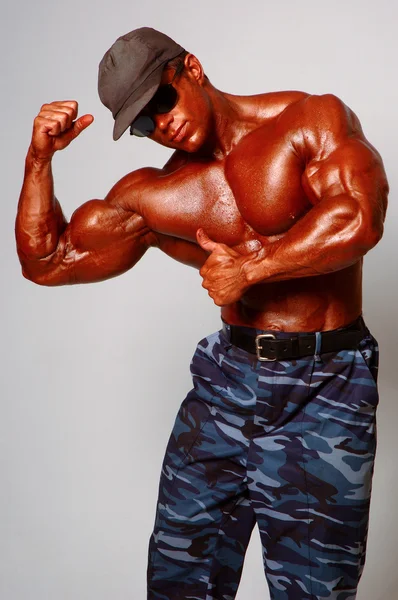 Uomo muscoloso in berretto in occhiali — Foto Stock