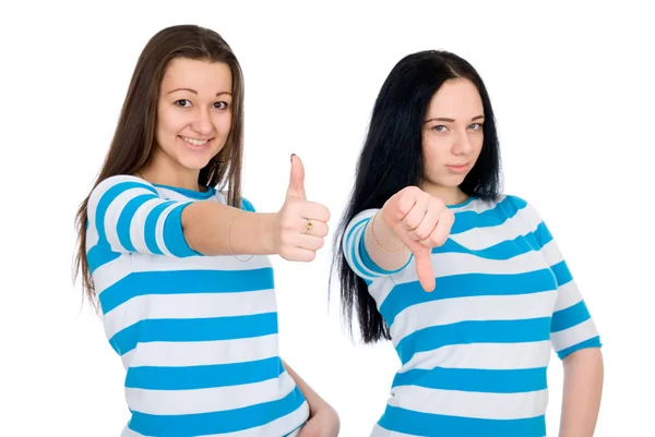 Två attraktiva flickor visar tummen — Stockfoto