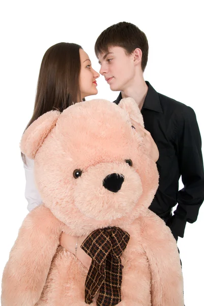 Hermosa pareja joven con un oso de peluche — Foto de Stock