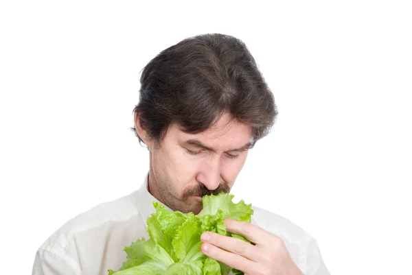 Mann isst Blatt vom Salat — Stockfoto