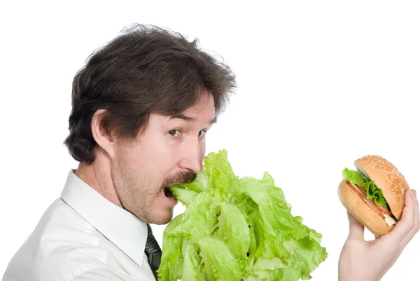 Adam hamburger yerine salata tercih ediyor. — Stok fotoğraf