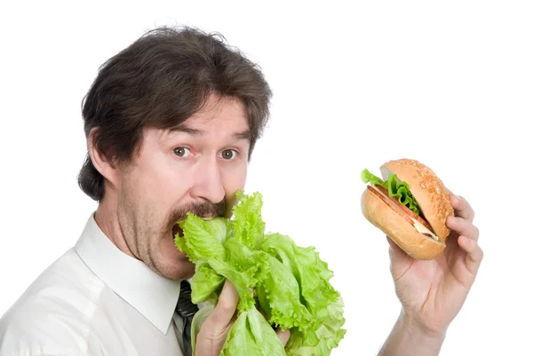 Мужчина предпочитает салат вместо гамбургера — стоковое фото