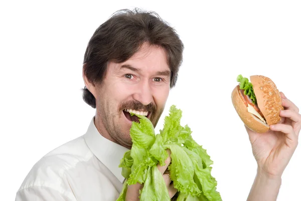 Homem prefere salada em vez de hambúrguer — Fotografia de Stock