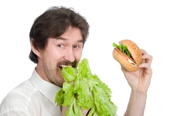 El hombre prefiere ensalada en lugar de hamburguesa —  Fotos de Stock