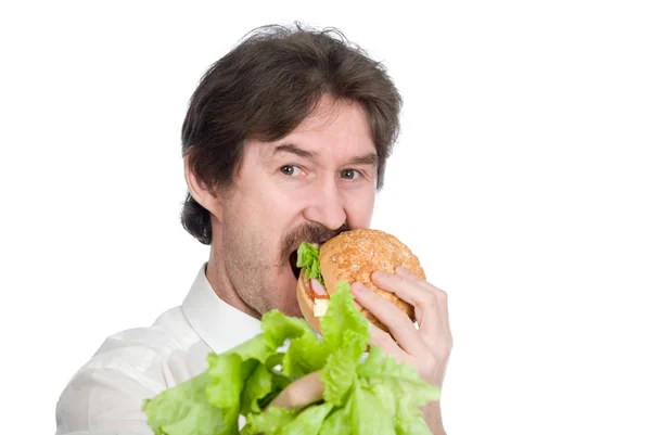 El hombre prefiere hamburguesa en lugar de ensalada —  Fotos de Stock