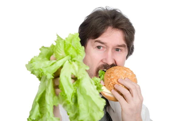 Man geeft de voorkeur aan hamburger in plaats van salade — Stockfoto