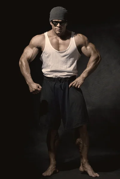 Сильный спортсмен в темных очках — стоковое фото
