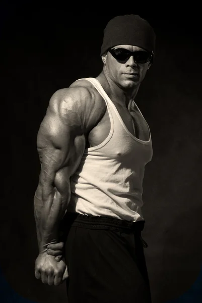 Hombre atlético fuerte en gafas oscuras — Foto de Stock