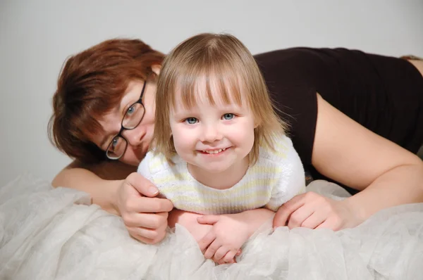 Mladé matky objímá mladou dceru a úsměv — Stock fotografie