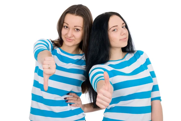 Två attraktiva flickor visar tummen — Stockfoto