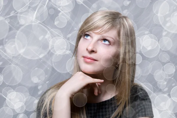 Portret van de mooie blonde op zoek uit in gedachte — Stockfoto
