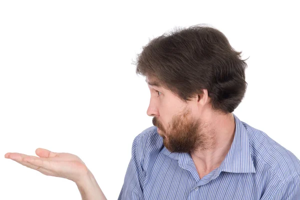 O homem com barba a mostrar algo na palma da mão — Fotografia de Stock