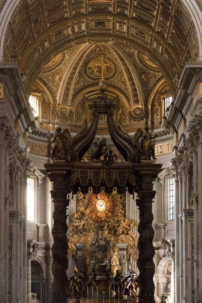 Altar und Kuppel, st peters — Stockfoto