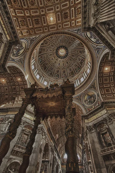 Altaret och kupol, st peters — Stockfoto