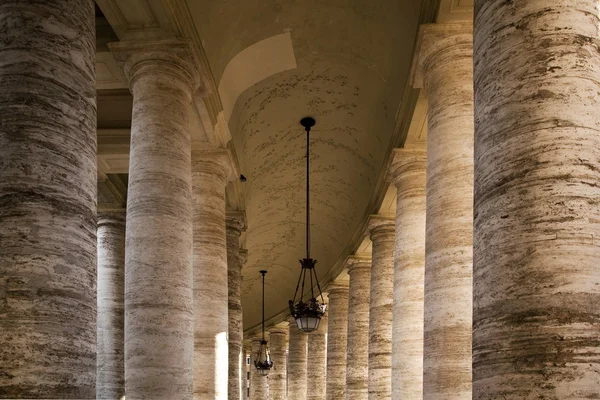 Colonnato intorno a Piazza San Pietro — Foto Stock