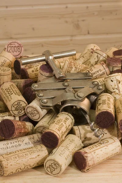 Şarap mantarlar ve şarap şişe açacağı — Stok fotoğraf