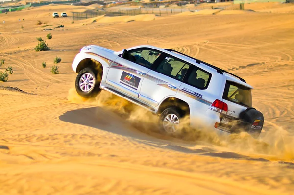 Safari auto in woestijn — Stockfoto