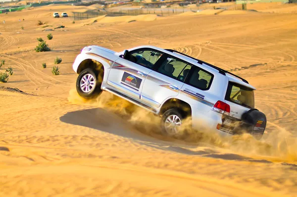 Safari auto in woestijn Stockafbeelding