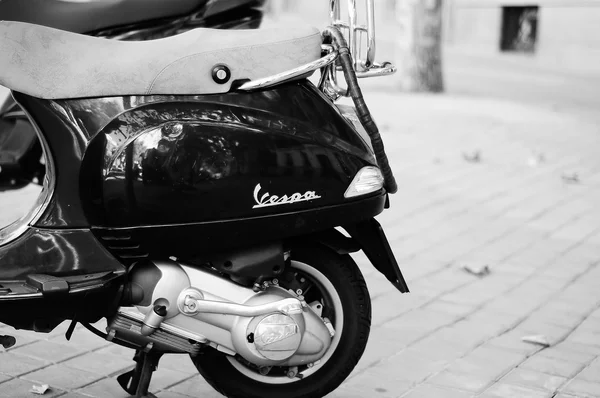 Винтажный ретро-скутер Vespa черно-белый — стоковое фото
