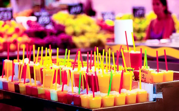 Multicolor koude vruchtensappen in ijs, la rambla barcelona, la boqueria Stockafbeelding