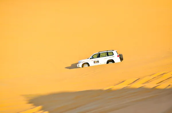 Safari auto in gele woestijn — Stockfoto