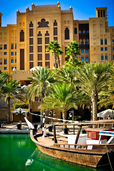 Madinat jumeirah hotel met een mooie boot, dubai, Verenigde Arabische Emiraten Stockfoto