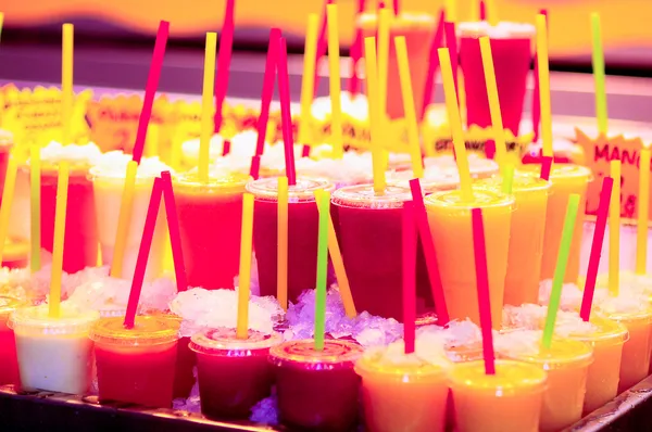 Multicolor zimno soki w lodzie, la rambla w Barcelonie, la boqueria — Zdjęcie stockowe