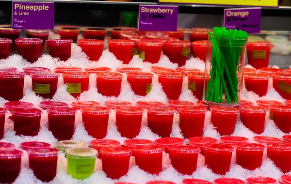 Czerwony zimno soki w lodzie, la Ramblas barcelona — Zdjęcie stockowe