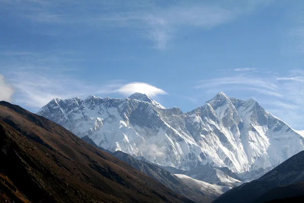 Хмара над горою Еверест — стокове фото