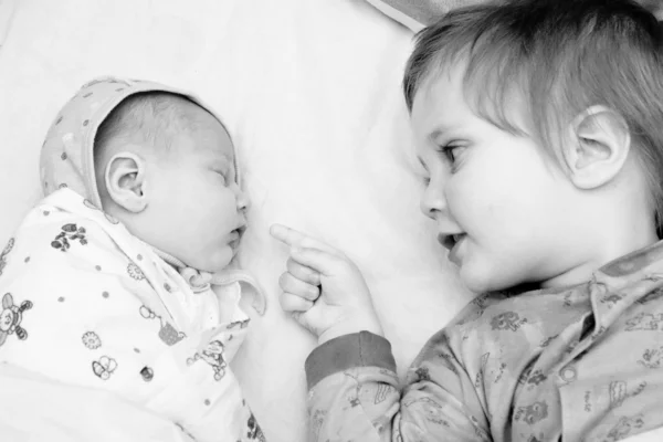 Toddler chłopiec z siostrą noworodka — Zdjęcie stockowe