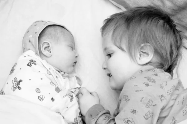 Малыш с новорожденной сестрой — стоковое фото