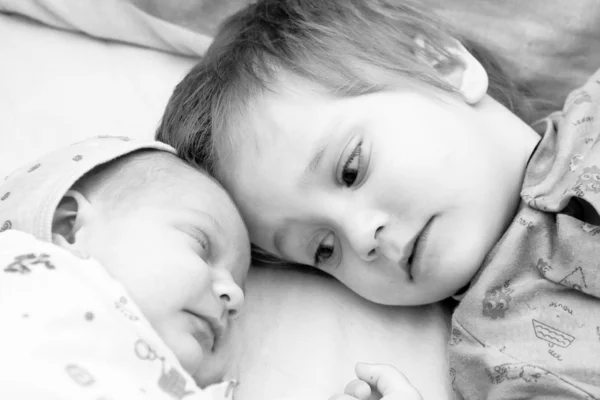 Μικρό παιδί αγόρι με την αδελφή του νεογέννητου — Φωτογραφία Αρχείου
