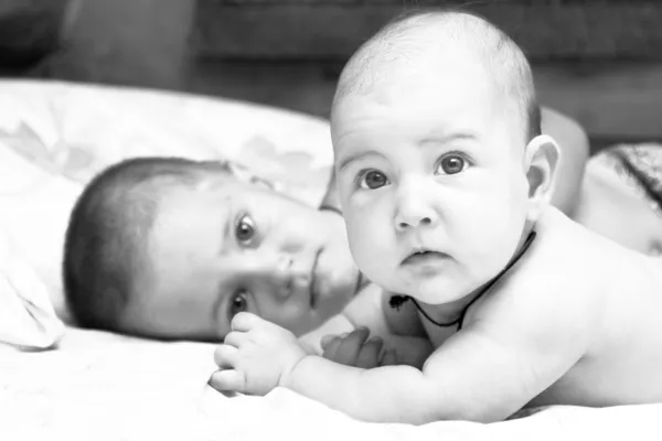 Menina e seu irmão mais novo — Fotografia de Stock
